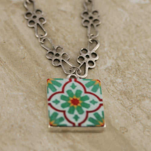 15mm RED/GREEN TILE Charm 2 - 10 pcs